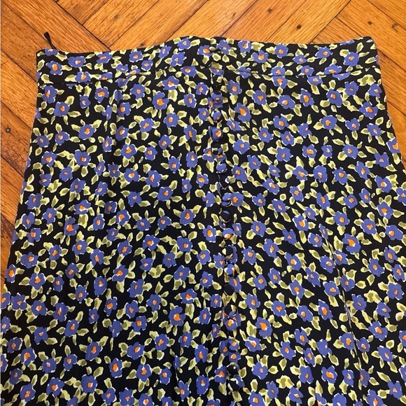 Zara Skirt w/ fabric covered buttons - Picture 3 of 5
